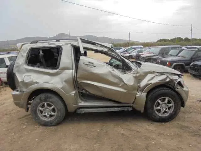 MITSUBISHI MONTERO (V60/V70) MITSUBISHI MONTERO (V60/V70) '2002 3.2 DI-D GLS (3-PTAS.) DORADO 2001