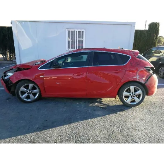 OPEL ASTRA J LIM. '2010 ESSENTIA ROJO