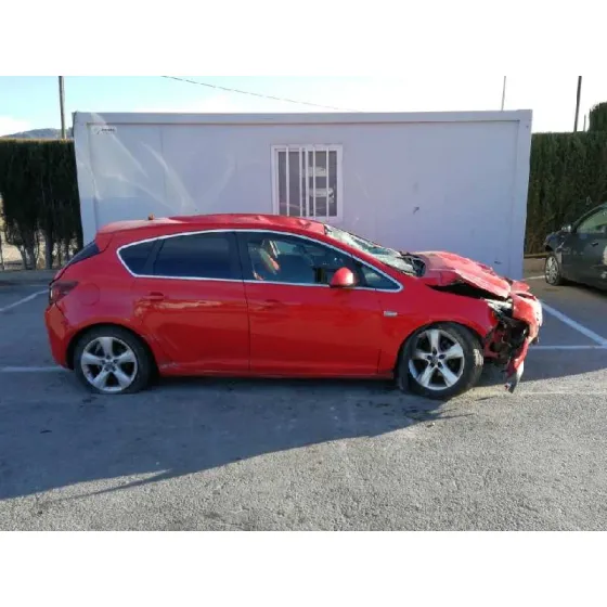 OPEL ASTRA J LIM. '2010 ESSENTIA ROJO