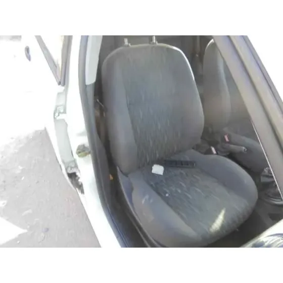 FORD FOCUS BERLINA (CAK) '2003 AMBIENTE BLANCO