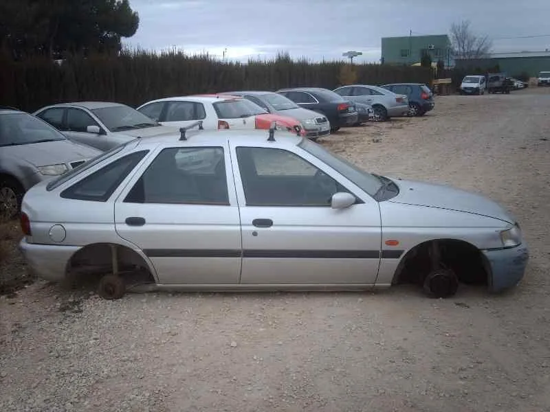 FORD ESCORT BERL./TURNIER FORD ESCORT BERL./TURNIER '1998 ATLANTA GHIA BERLINA GRIS 1995