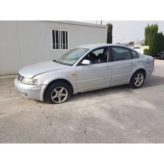 VOLKSWAGEN PASSAT BERLINA (3B2) '1997 BASICO GRIS