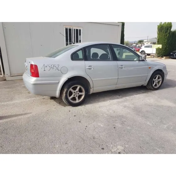 VOLKSWAGEN PASSAT BERLINA (3B2) '1997 BASICO GRIS