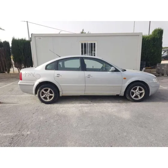 VOLKSWAGEN PASSAT BERLINA (3B2) '1997 BASICO GRIS