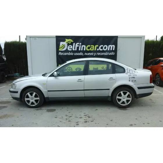 VOLKSWAGEN PASSAT BERLINA (3B2) '1999 TRENDLINE GRIS PLATA