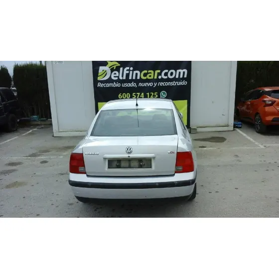 VOLKSWAGEN PASSAT BERLINA (3B2) '1999 TRENDLINE GRIS PLATA