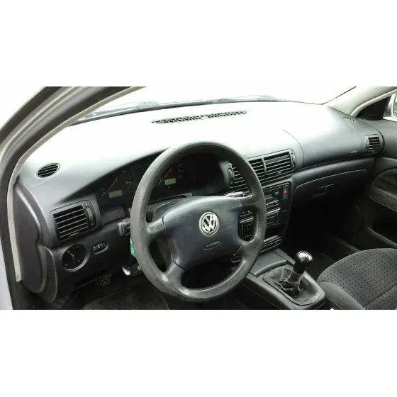 VOLKSWAGEN PASSAT BERLINA (3B2) '1999 TRENDLINE GRIS PLATA