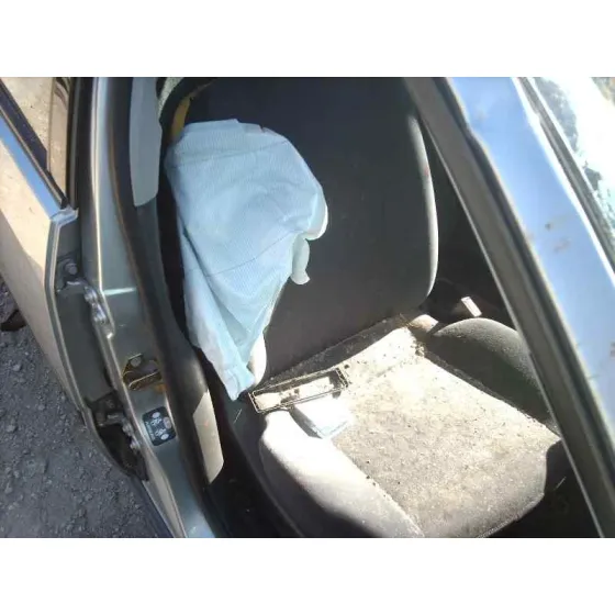 FORD FOCUS BERLINA (CAK) '1999 GHIA GRIS