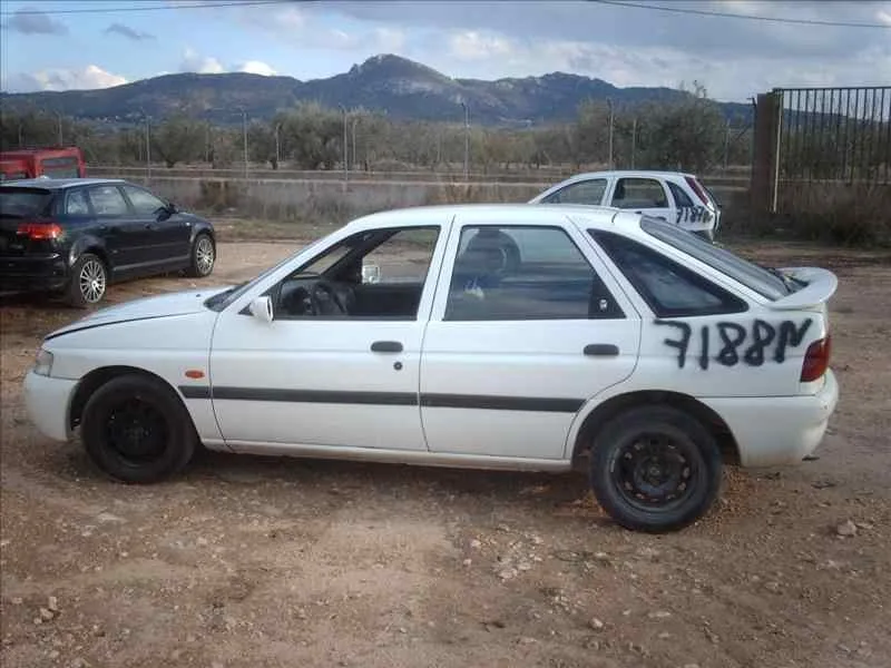 FORD ESCORT BERL./TURNIER FORD ESCORT BERL./TURNIER '1995 ATLANTA BERLINA BLANCO 1995