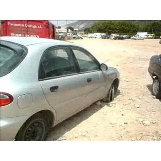 DAEWOO LANOS '1997 SE GRIS