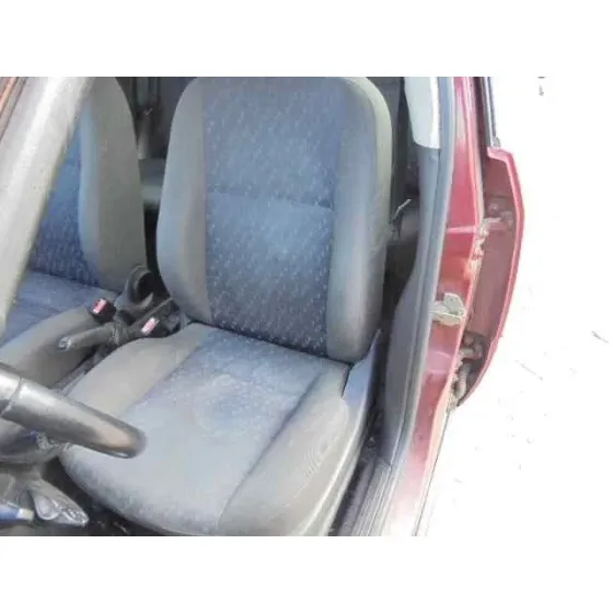 FORD FOCUS BERLINA (CAK) '1999 AMBIENTE GRANATE