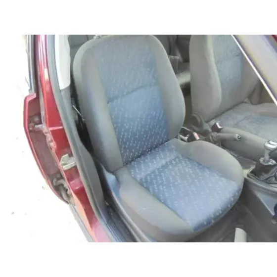 FORD FOCUS BERLINA (CAK) '1999 AMBIENTE GRANATE