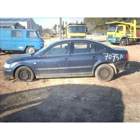 VOLKSWAGEN PASSAT BERLINA (3B2) '1998 HIGHLINE AZUL