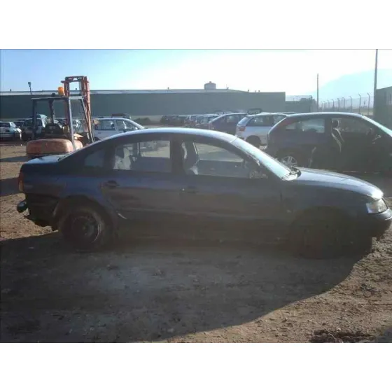 VOLKSWAGEN PASSAT BERLINA (3B2) '1998 HIGHLINE AZUL