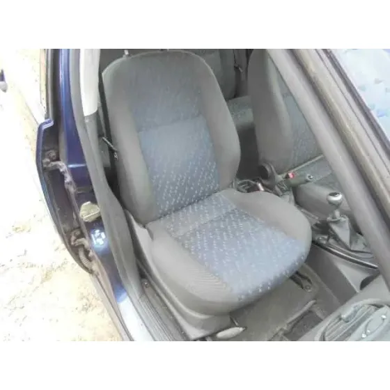 FORD FOCUS BERLINA (CAK) '1998 GHIA AZUL