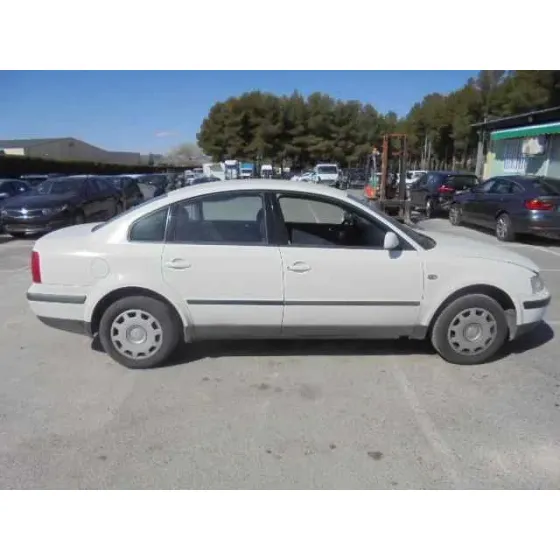 VOLKSWAGEN PASSAT BERLINA (3B2) '1999 BERLINA BLANCO