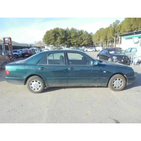 MERCEDES CLASE E (W210) BERLINA '1995 230 (210.037) VERDE