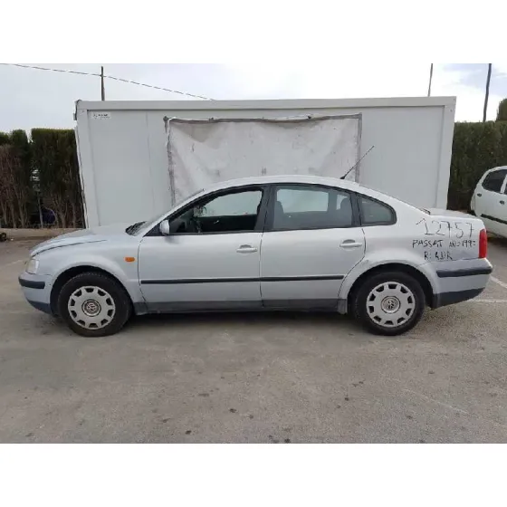 VOLKSWAGEN PASSAT BERLINA (3B2) '1992 BASICO GRIS