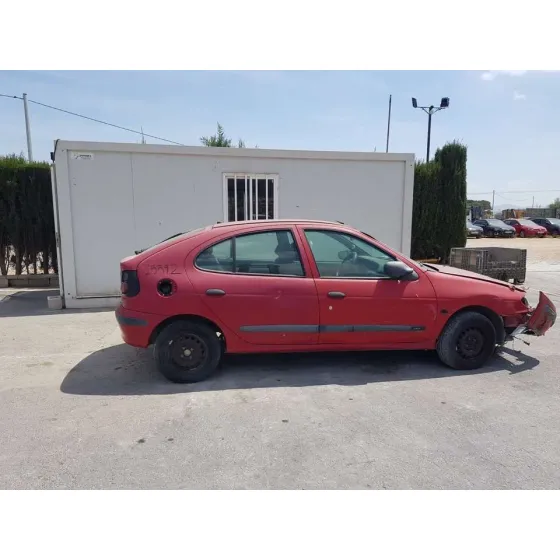 RENAULT MEGANE I BERLINA HATCHBACK (BA0) '1996 1.6E RN ROJO