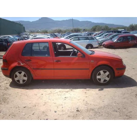 VOLKSWAGEN GOLF IV BERLINA (1J1) '1998 BASICO ROJO