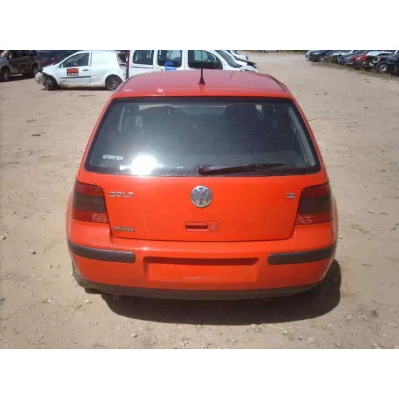 VOLKSWAGEN GOLF IV BERLINA (1J1) '1998 BASICO ROJO