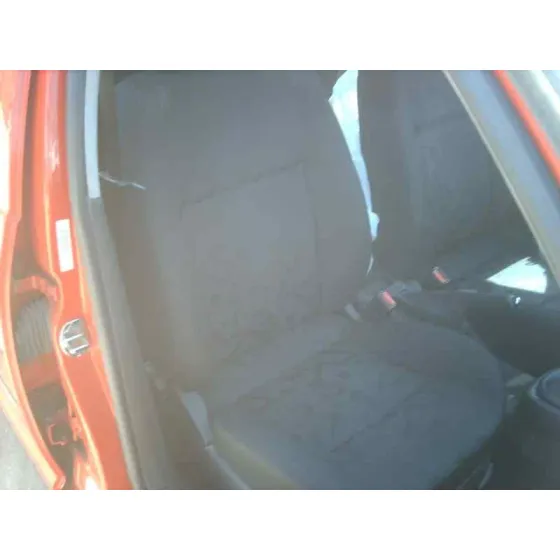 VOLKSWAGEN GOLF IV BERLINA (1J1) '1998 BASICO ROJO
