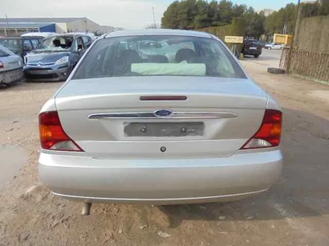 FORD FOCUS BERLINA (CAK) '2000 GHIA GRIS