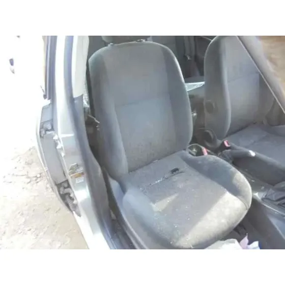 FORD FOCUS BERLINA (CAK) '2000 GHIA GRIS