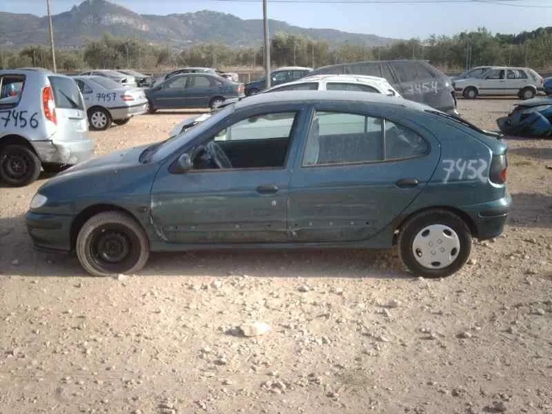 RENAULT MEGANE I BERLINA HATCHBACK (BA0) RENAULT MEGANE I BERLINA HATCHBACK (BA0) '1998 1.6E RN VERDE 1996