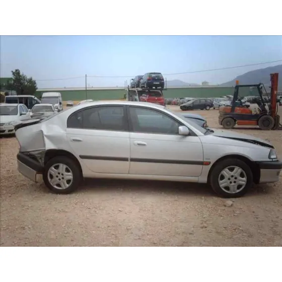 TOYOTA AVENSIS BERLINA (T 22) '1997 2.0 SOL (4-PTAS.) GRIS