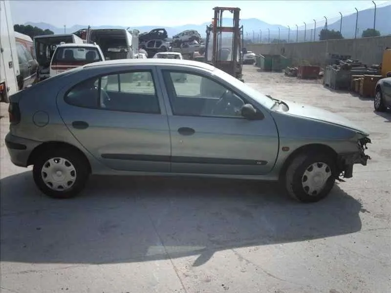 RENAULT MEGANE I BERLINA HATCHBACK (BA0) RENAULT MEGANE I BERLINA HATCHBACK (BA0) '1996 1.6E RN GRIS 1996