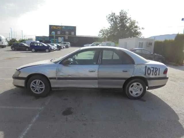 OPEL OMEGA B '1997 BASICO BERLINA GRIS