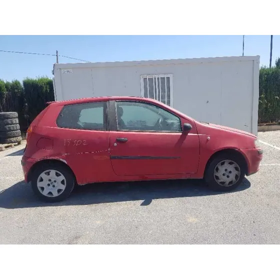 FIAT PUNTO BERLINA (188) '2000 1.2 8V ELX (I) ROJO