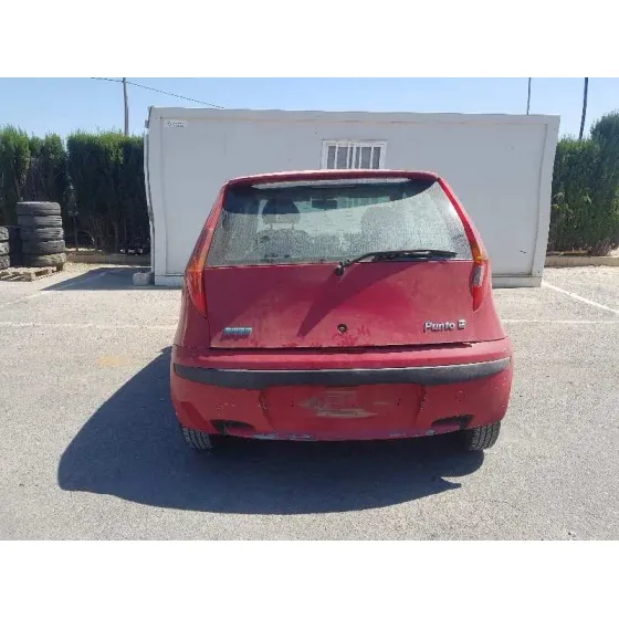 FIAT PUNTO BERLINA (188) '2000 1.2 8V ELX (I) ROJO