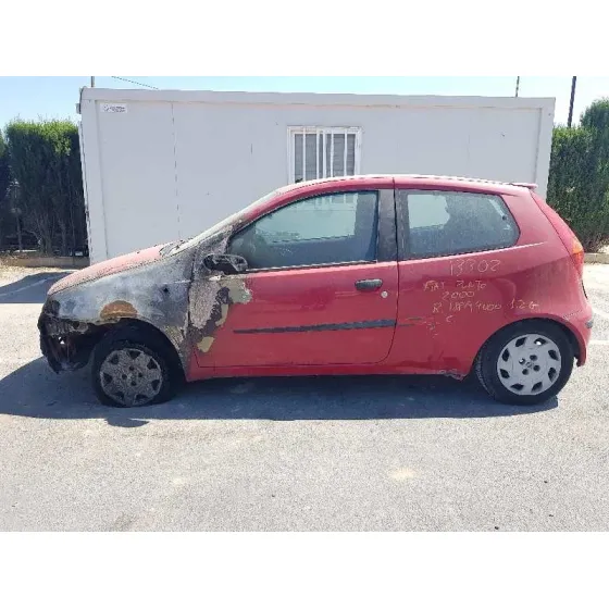 FIAT PUNTO BERLINA (188) '2000 1.2 8V ELX (I) ROJO