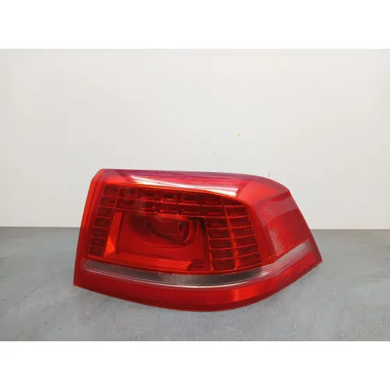Piloto Trasero Derecho para Volkswagen Passat Lim. (362)