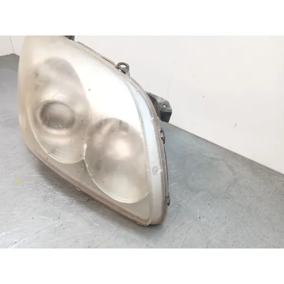 Faro Derecho para Toyota Avensis (_T25_)