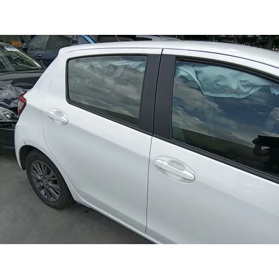Puerta Trasera Derecha para Toyota Yaris (_P13_)