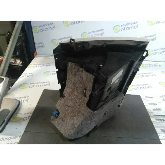 Guantera para Mercedes-Benz Clase Cla (W117)