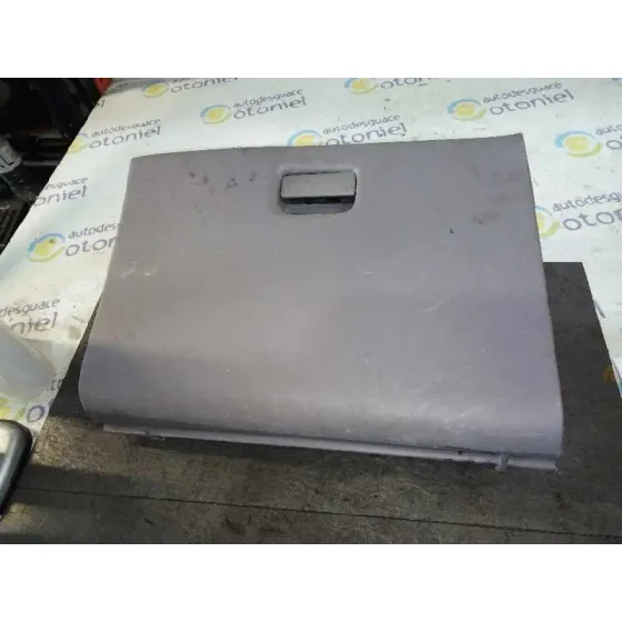 Guantera para Nissan Almera Tino (V10M)