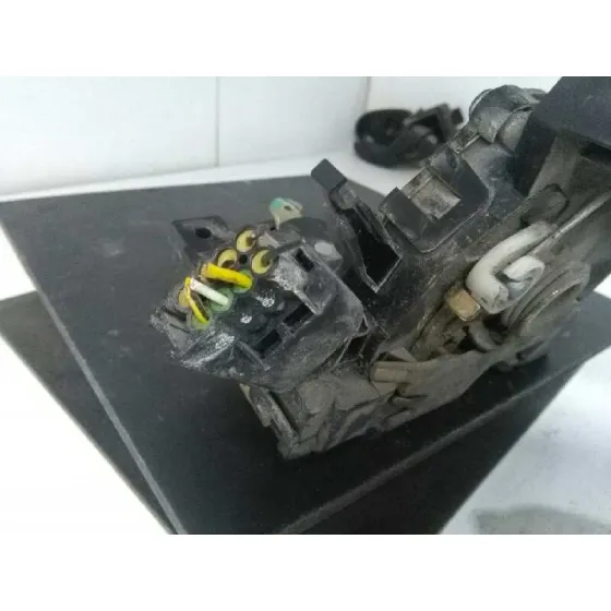 Cerradura Puerta Delantera Derecha para Ford Focus Berlina (Cak)