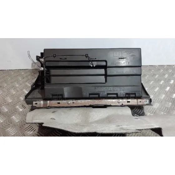 Guantera para Subaru Legacy Lim. B14