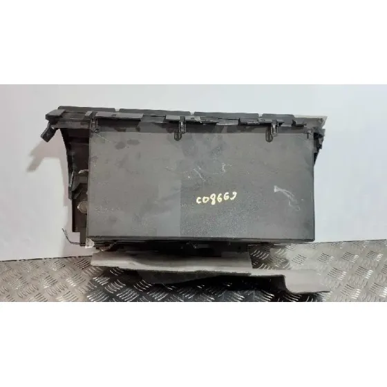 Guantera para Subaru Legacy Lim. B14
