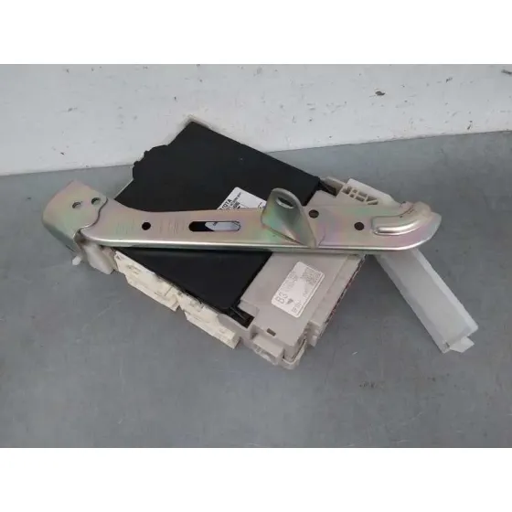 Caja Reles / Fusibles para Toyota Iq