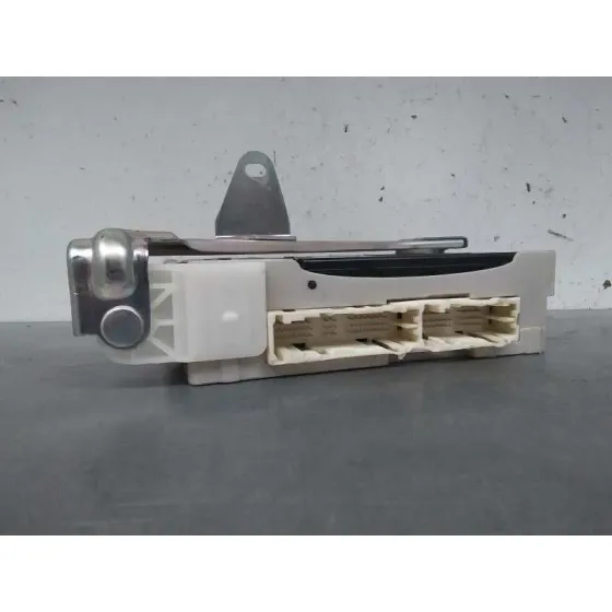 Caja Reles / Fusibles para Toyota Iq
