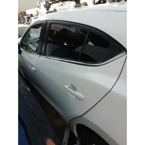 Puerta Trasera Izquierda para Mazda 3 Lim. ()