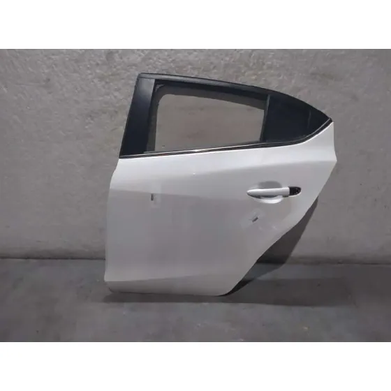 Puerta Trasera Izquierda para Mazda 3 Lim. ()