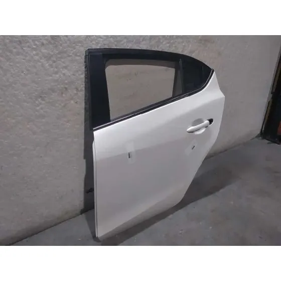 Puerta Trasera Izquierda para Mazda 3 Lim. ()
