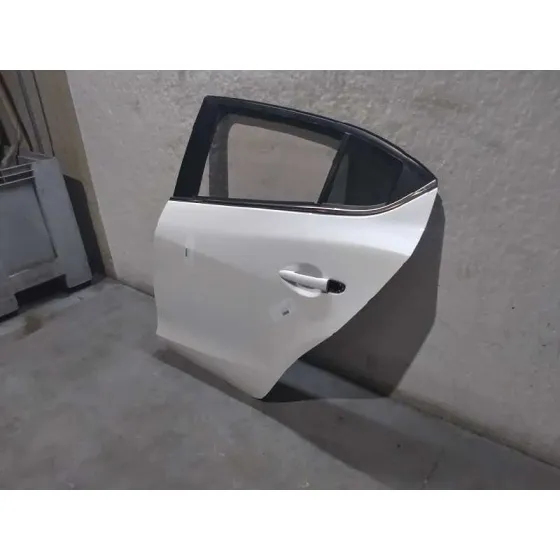 Puerta Trasera Izquierda para Mazda 3 Lim. ()