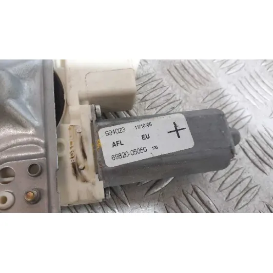 Elevalunas Delantero Izquierdo para Toyota Avensis Berlina (T25)